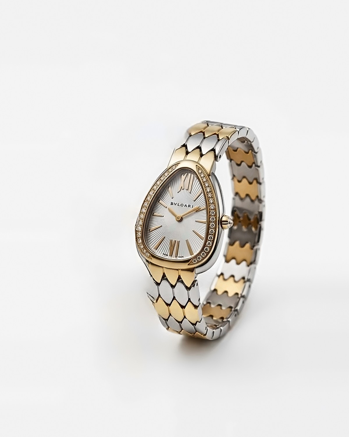 Әйелдерге арналған сағаттар: алмас безелі Bvlgari Serpenti